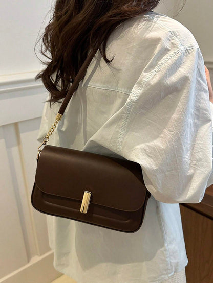 Bolso de hombro café para mujer llevado sobre el hombro