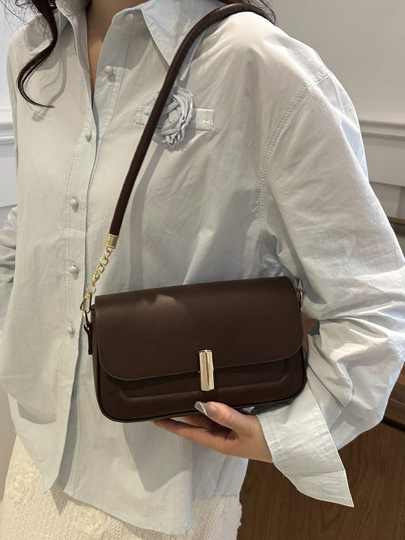 Bolso de hombro café para mujer vista frontal con cadena dorada