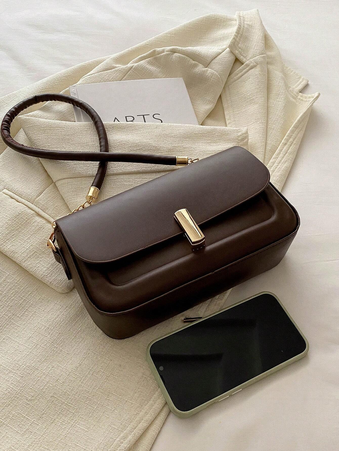 Bolso de hombro café para mujer detalle de estructura rectangular