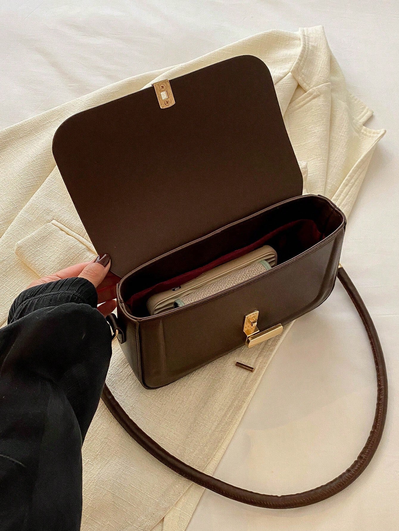 Bolso de hombro café para mujer detalle interior con solapa abierta