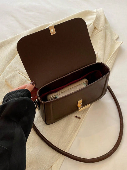 Bolso de hombro café para mujer detalle interior con solapa abierta