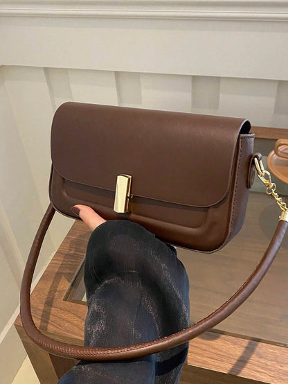 Bolso de hombro café para mujer vista lateral y acabado liso