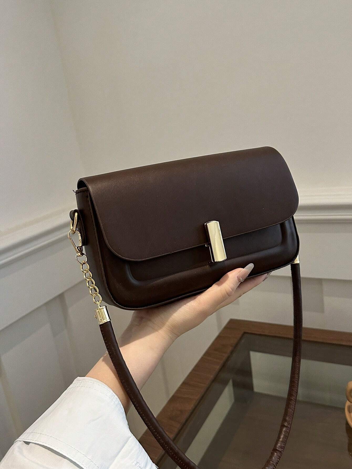 Bolso de hombro café para mujer con solapa y broche dorado