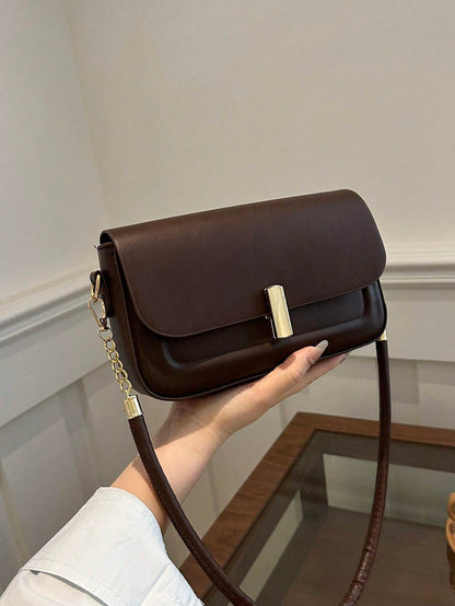 Bolso de hombro café para mujer con solapa y broche dorado