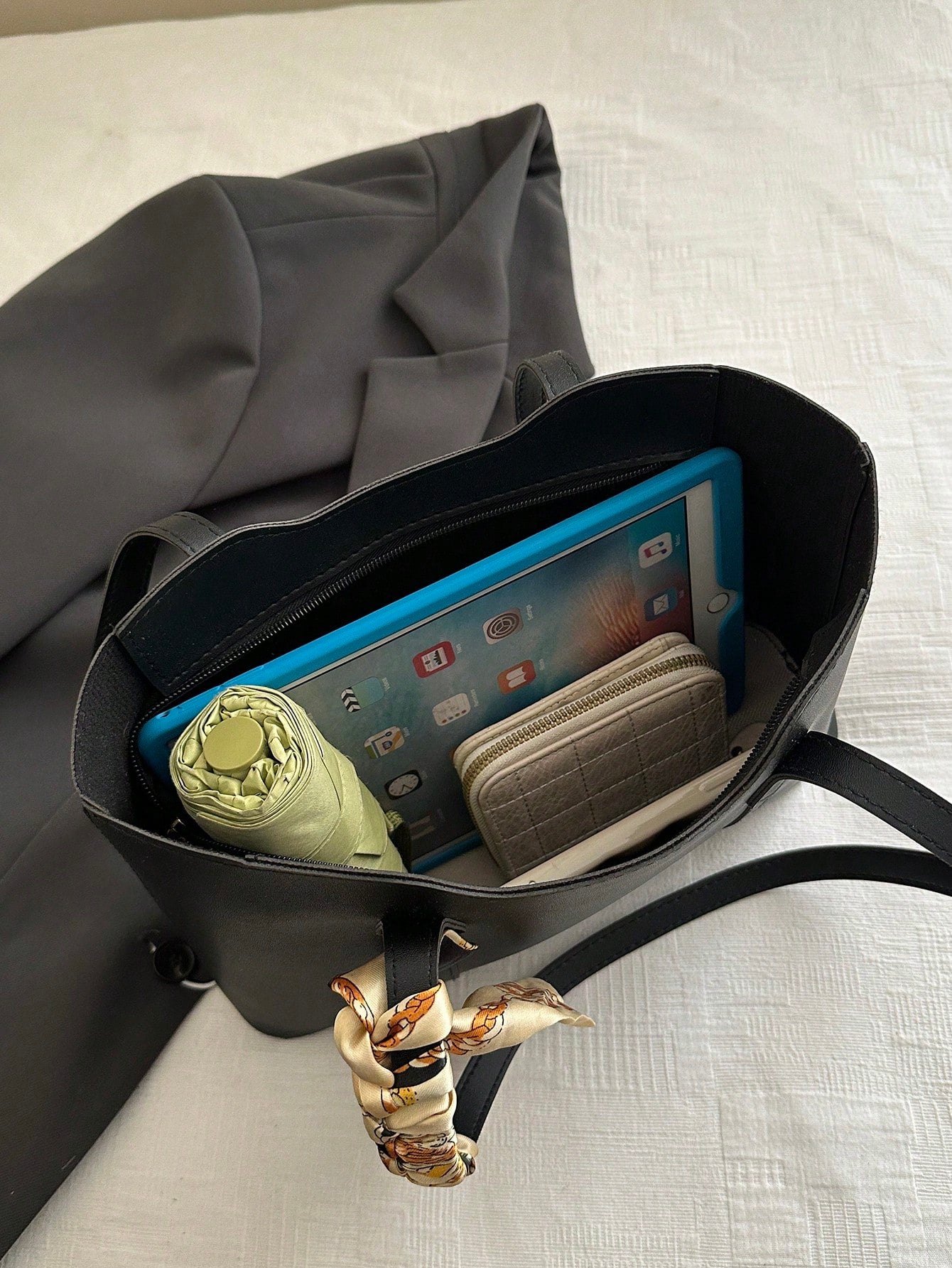 bolso tote negro para mujer detalle interior con compartimento amplio