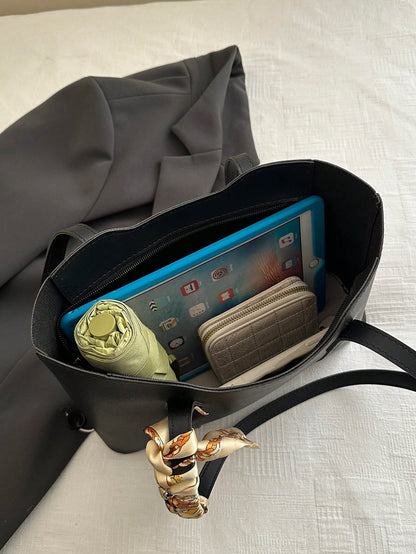 bolso tote negro para mujer detalle interior con compartimento amplio