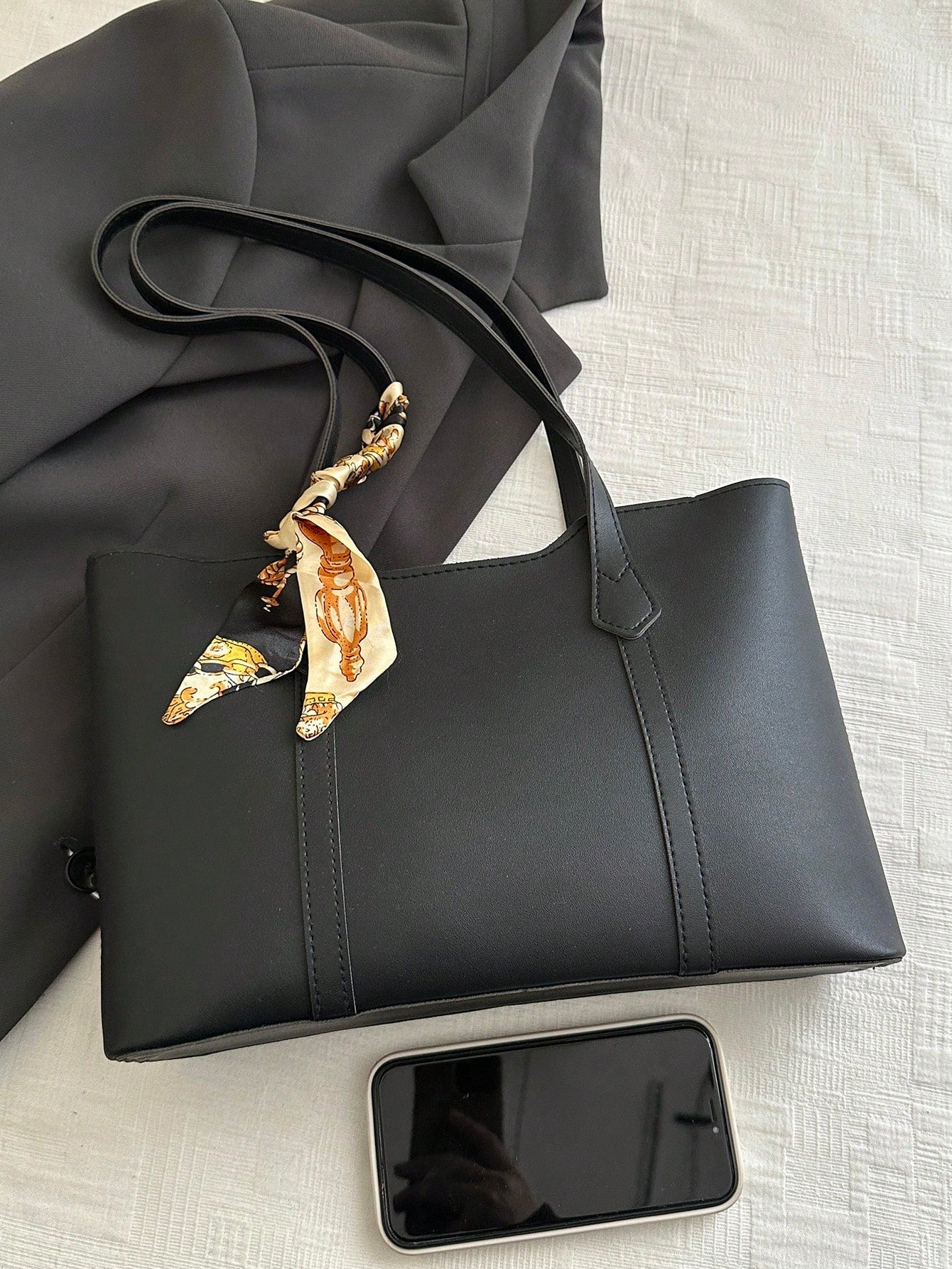 bolso tote negro para mujer vista superior con doble asa