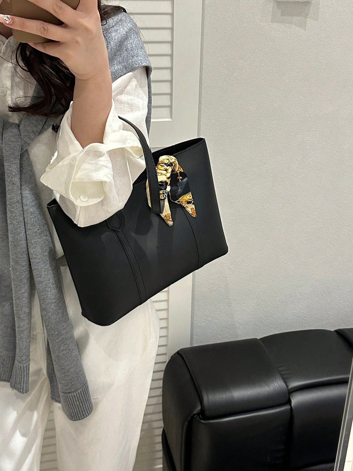 bolso tote negro para mujer en uso con outfit casual