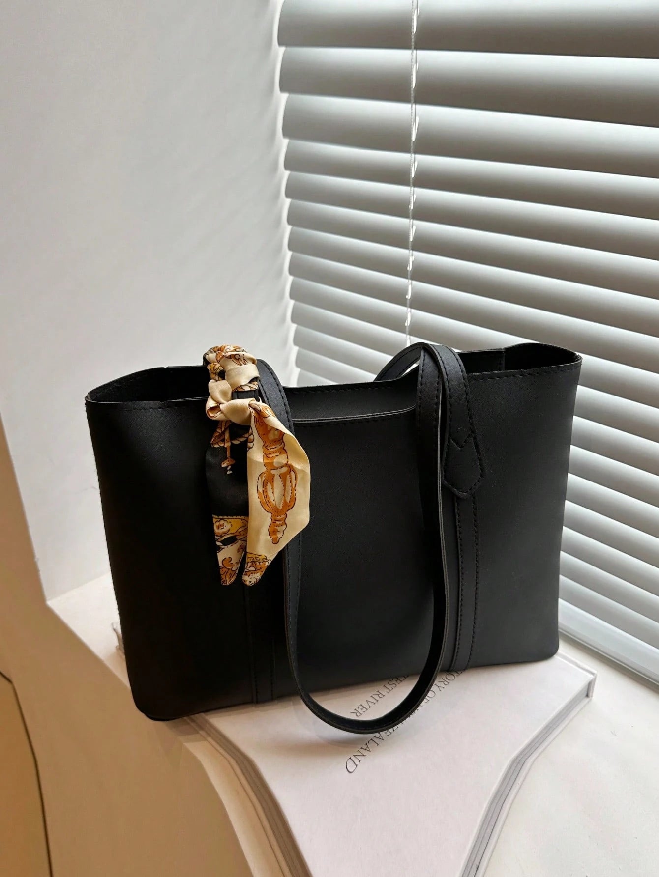 bolso tote negro para mujer vista frontal con pañuelo estampado