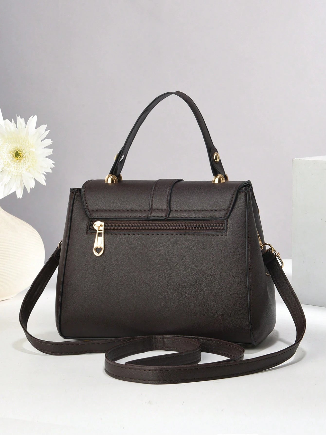bolso café elegante con asa superior
