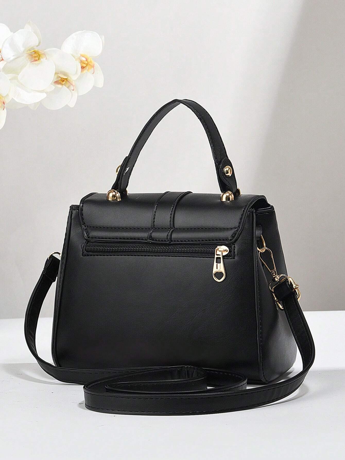 vista trasera del bolso bandolera negro para dama