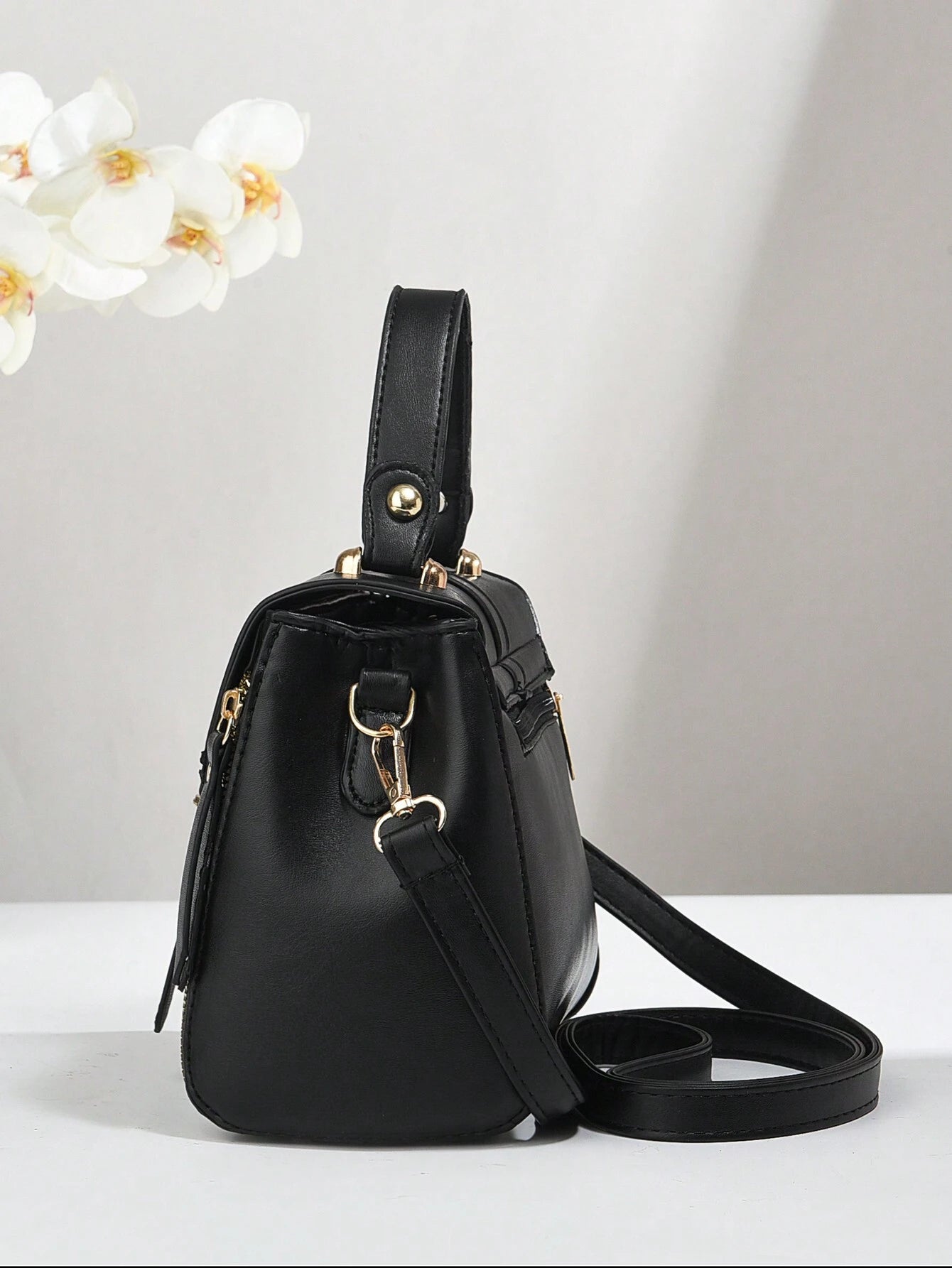 vista lateral del bolso negro con correa ajustable