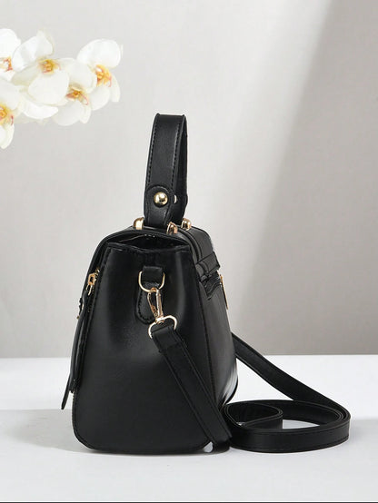 vista lateral del bolso negro con correa ajustable