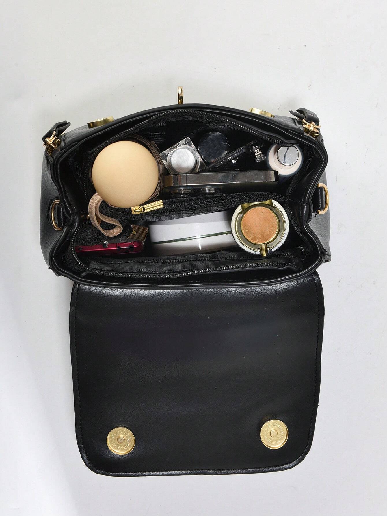 interior del bolso bandolera negro multicompartimentos