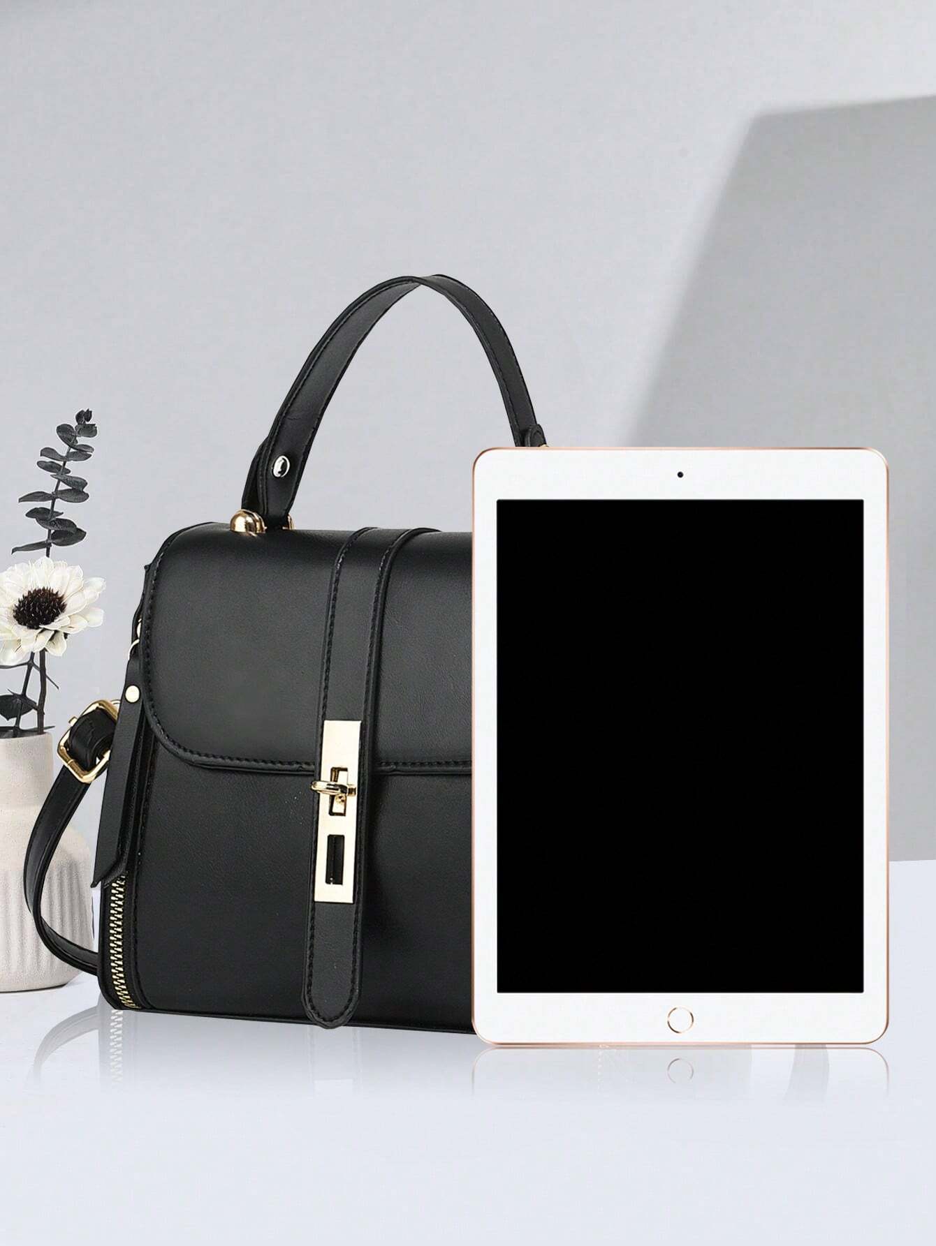 bolso negro elegante para dama con referencia de tamaño