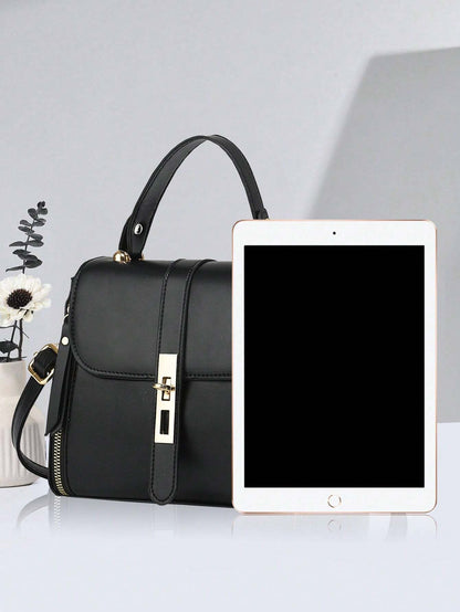 bolso negro elegante para dama con referencia de tamaño