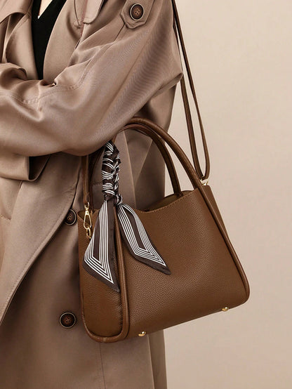 bolso cubo marrón para mujer vista frontal con pañuelo estampado