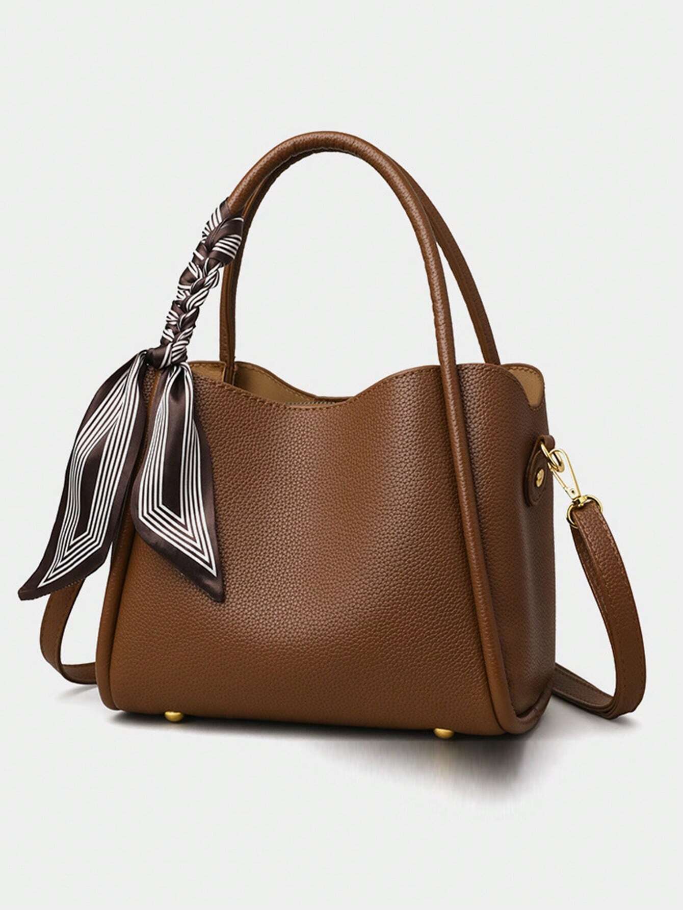 bolso cubo marrón para mujer en uso con correa ajustable
