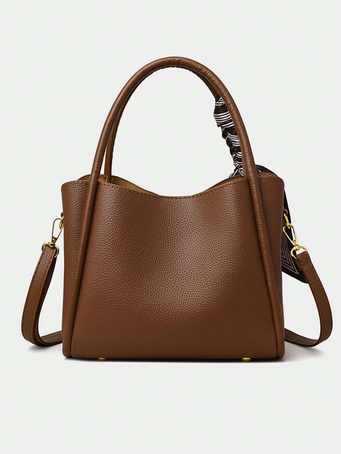 bolso cubo marrón para mujer vista frontal con herrajes dorados