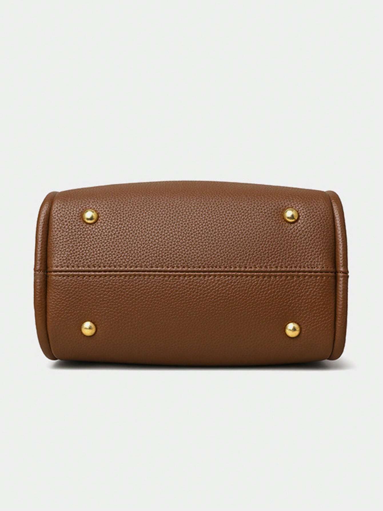 bolso cubo marrón para mujer vista lateral con argolla dorada