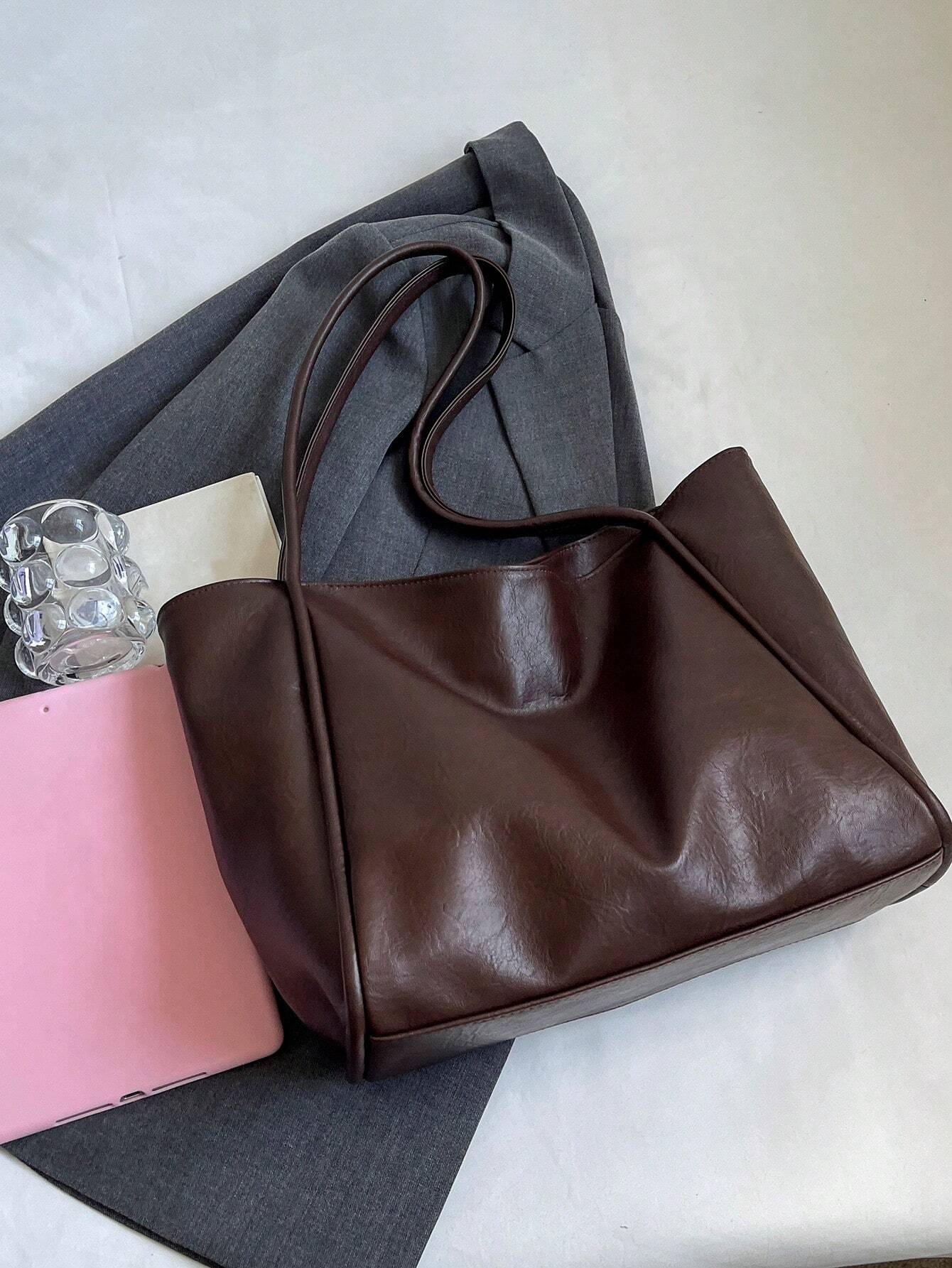 bolso café de hombro para dama estilo minimalista