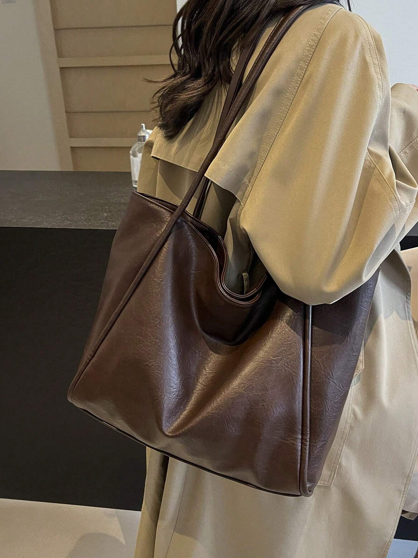bolso café tote para dama en uso al hombro