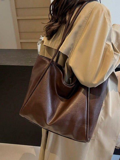 bolso café tote para dama en uso al hombro