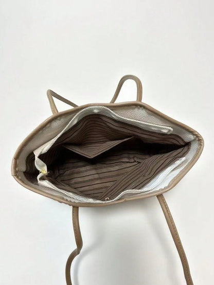 interior del bolso tote con compartimentos amplios
