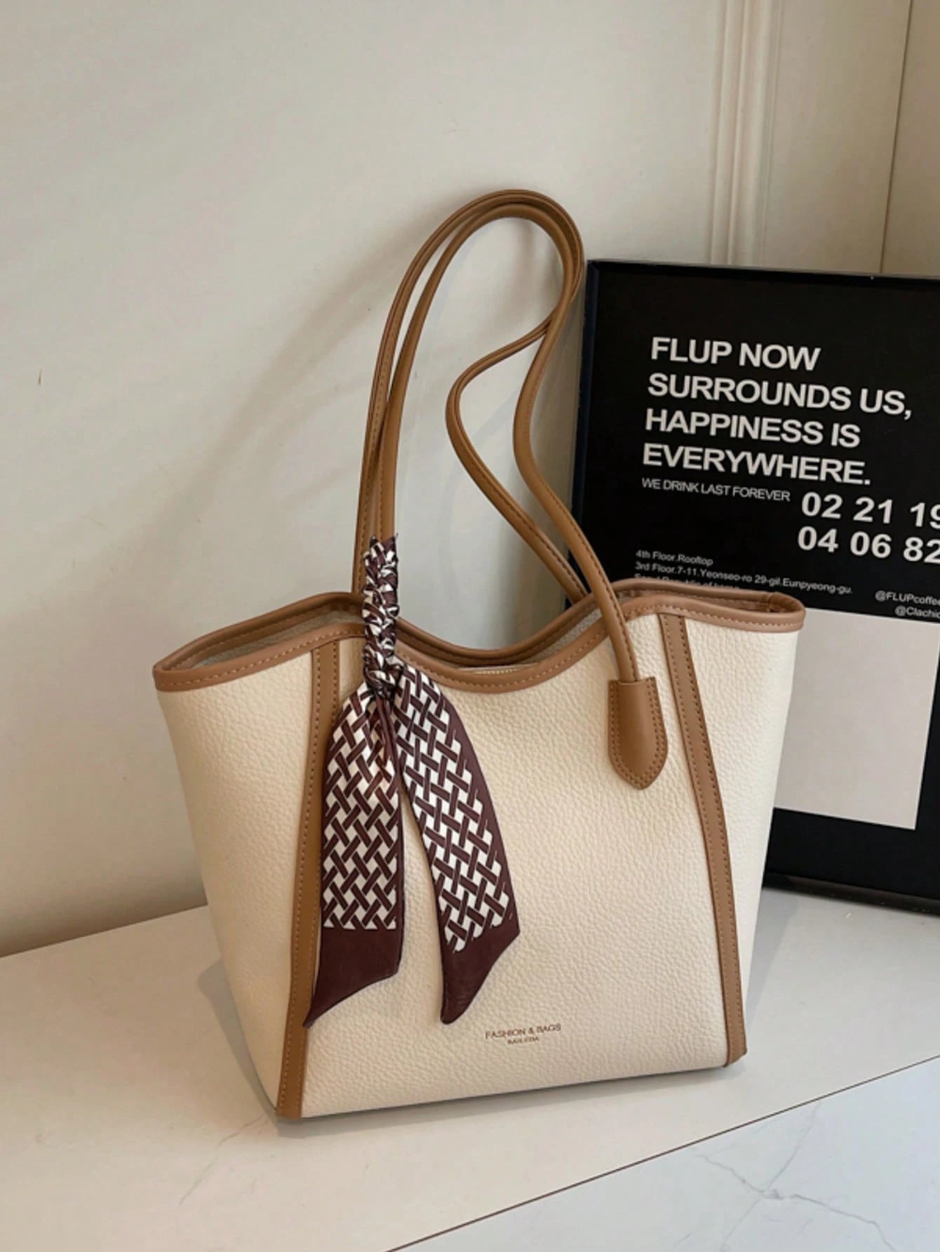 bolso beige tote para dama con bufanda decorativa
