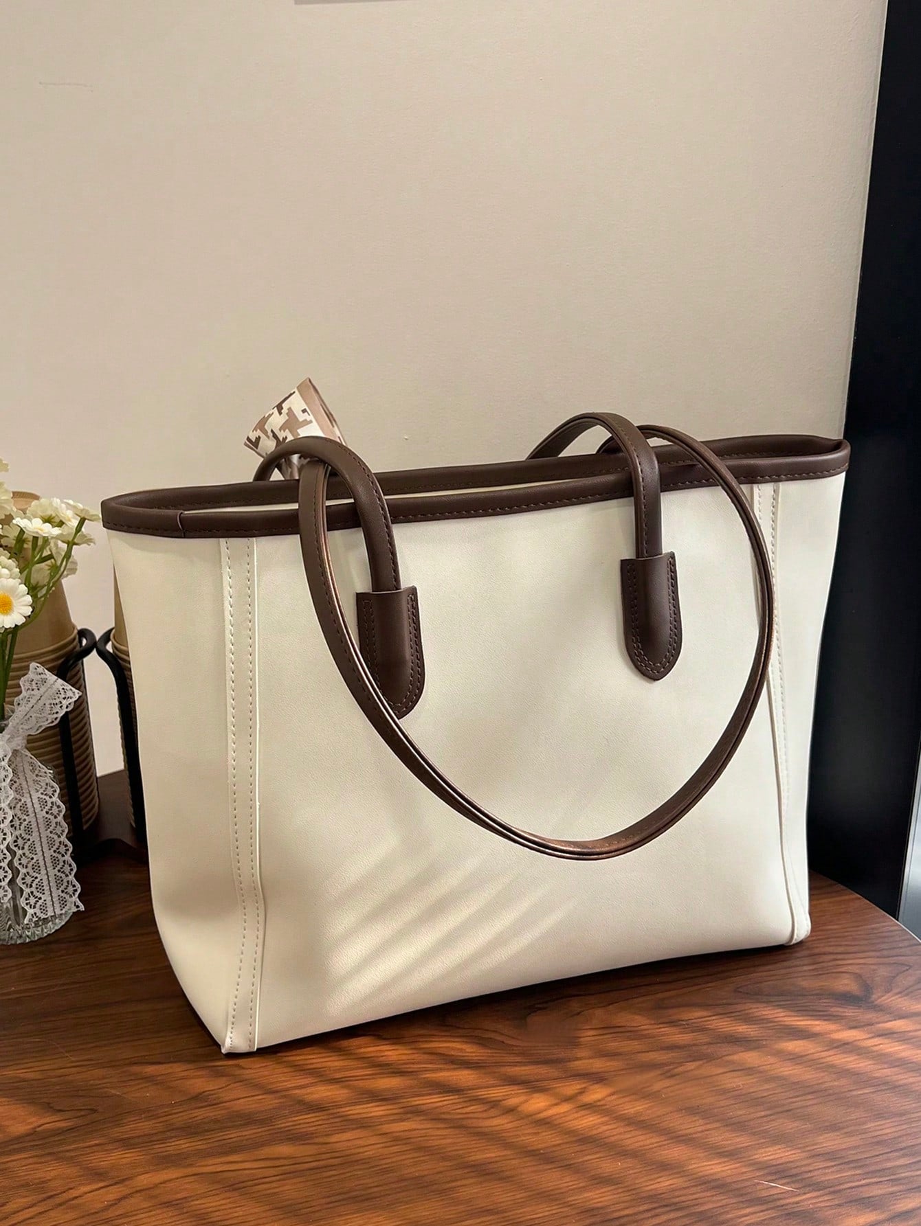 bolso blanco de hombro para dama con detalles café