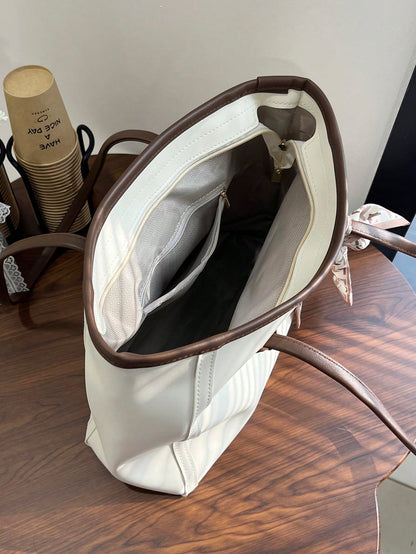 interior del bolso tote blanco con compartimentos