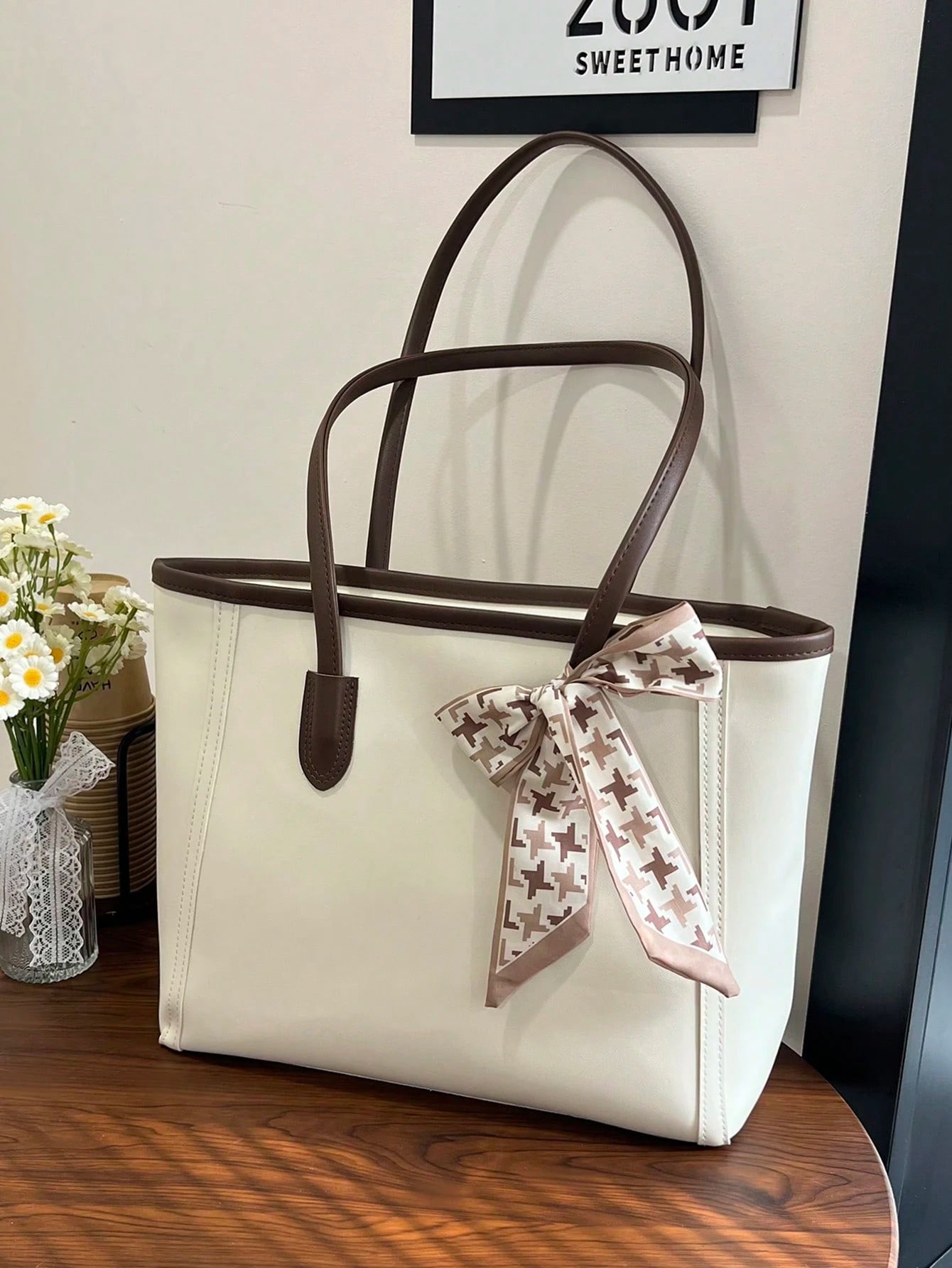 bolso blanco tote para dama con lazo decorativo