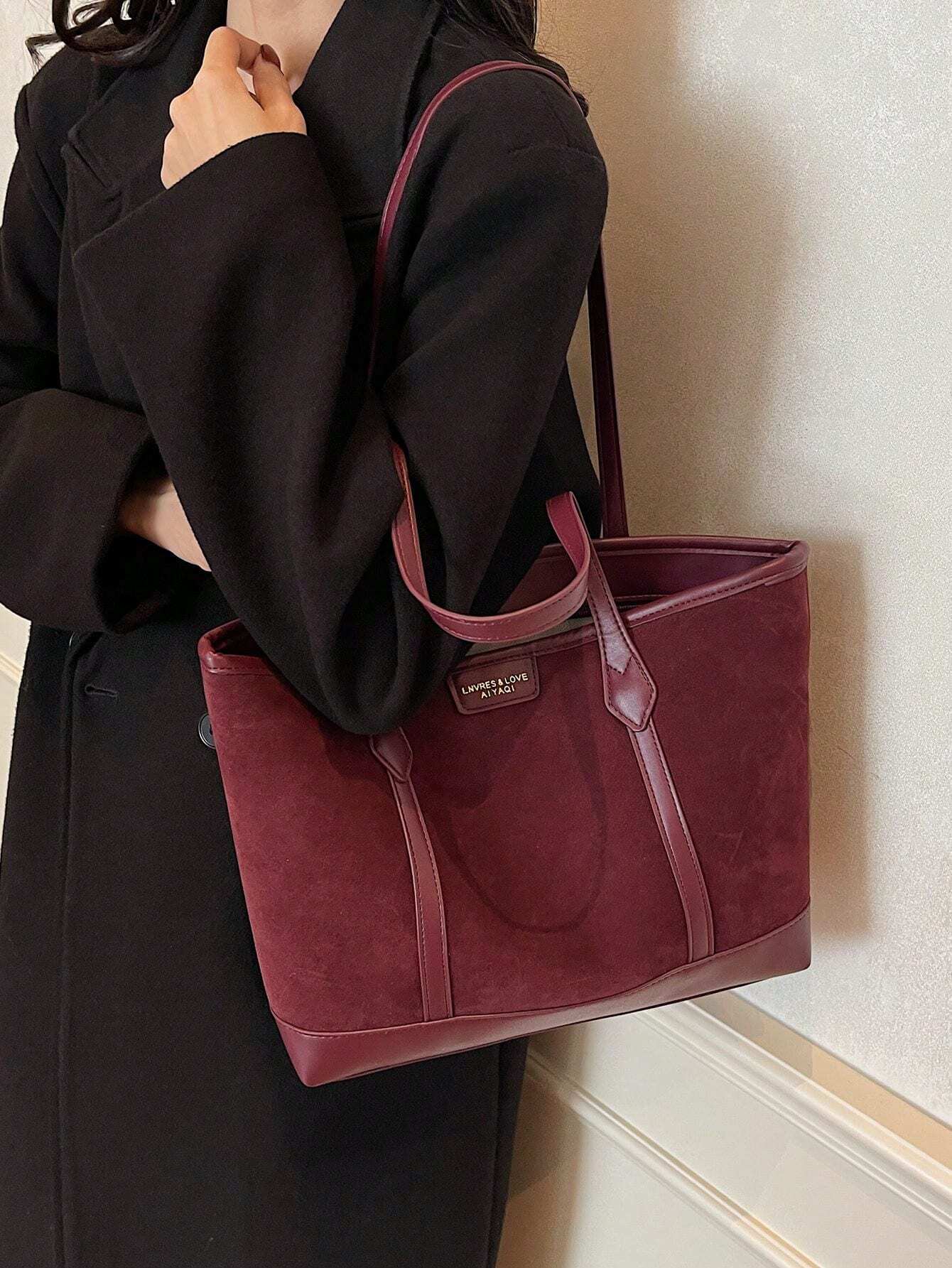 Bolso tote burdeos para mujer llevado al hombro con doble asa
