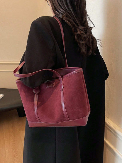 Bolso tote burdeos para mujer vista posterior en uso