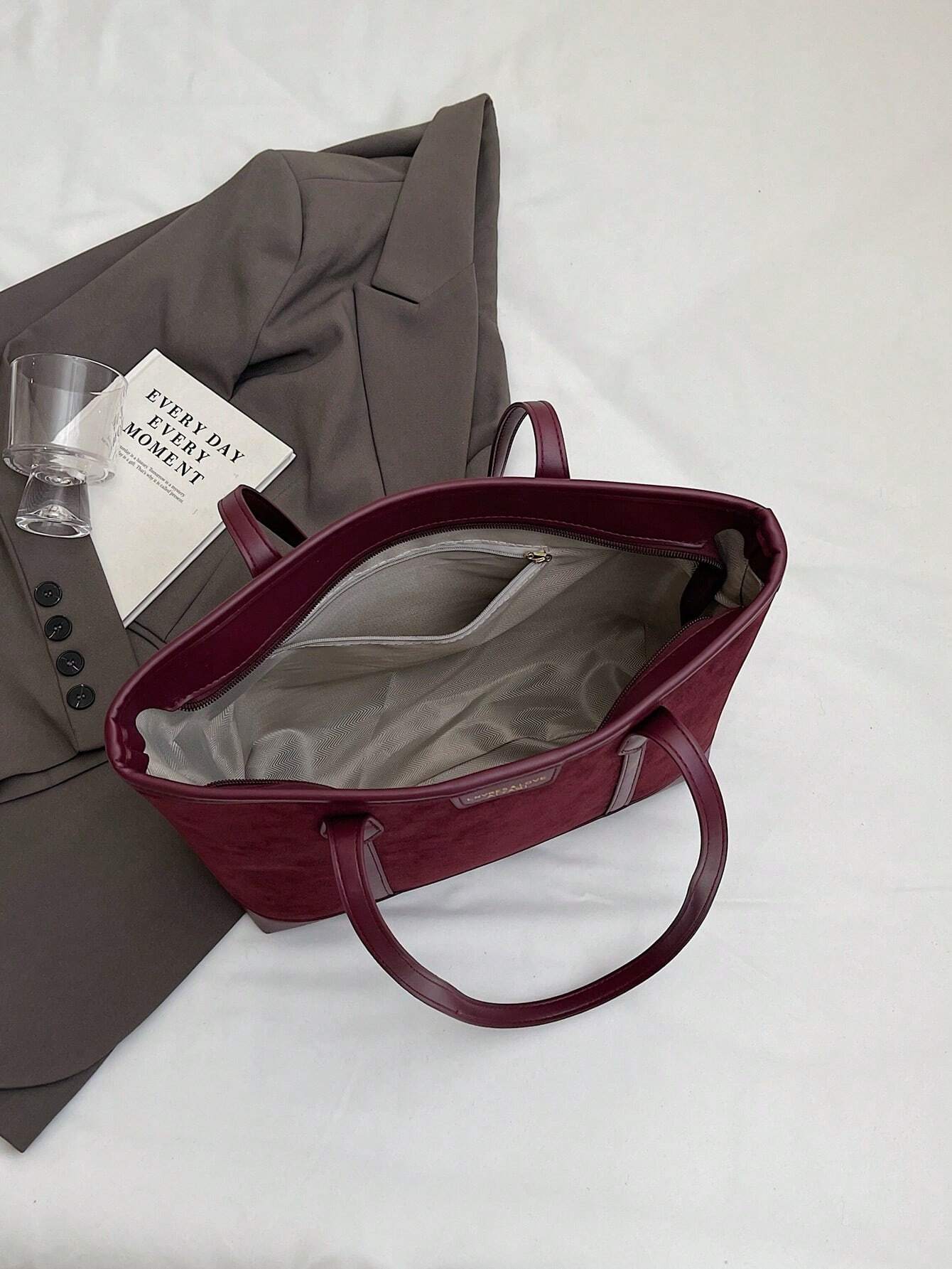 Bolso tote burdeos para mujer detalle del interior y bolsillo