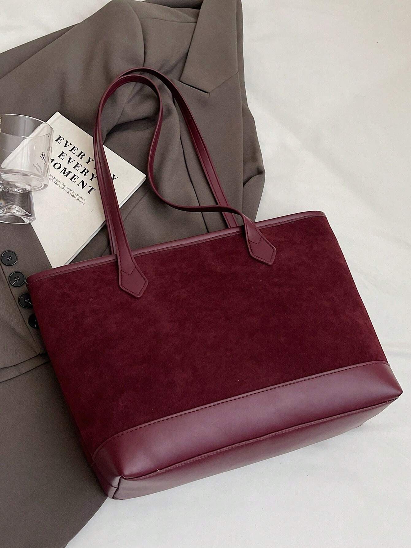 Bolso tote burdeos para mujer vista posterior con acabado tipo ante