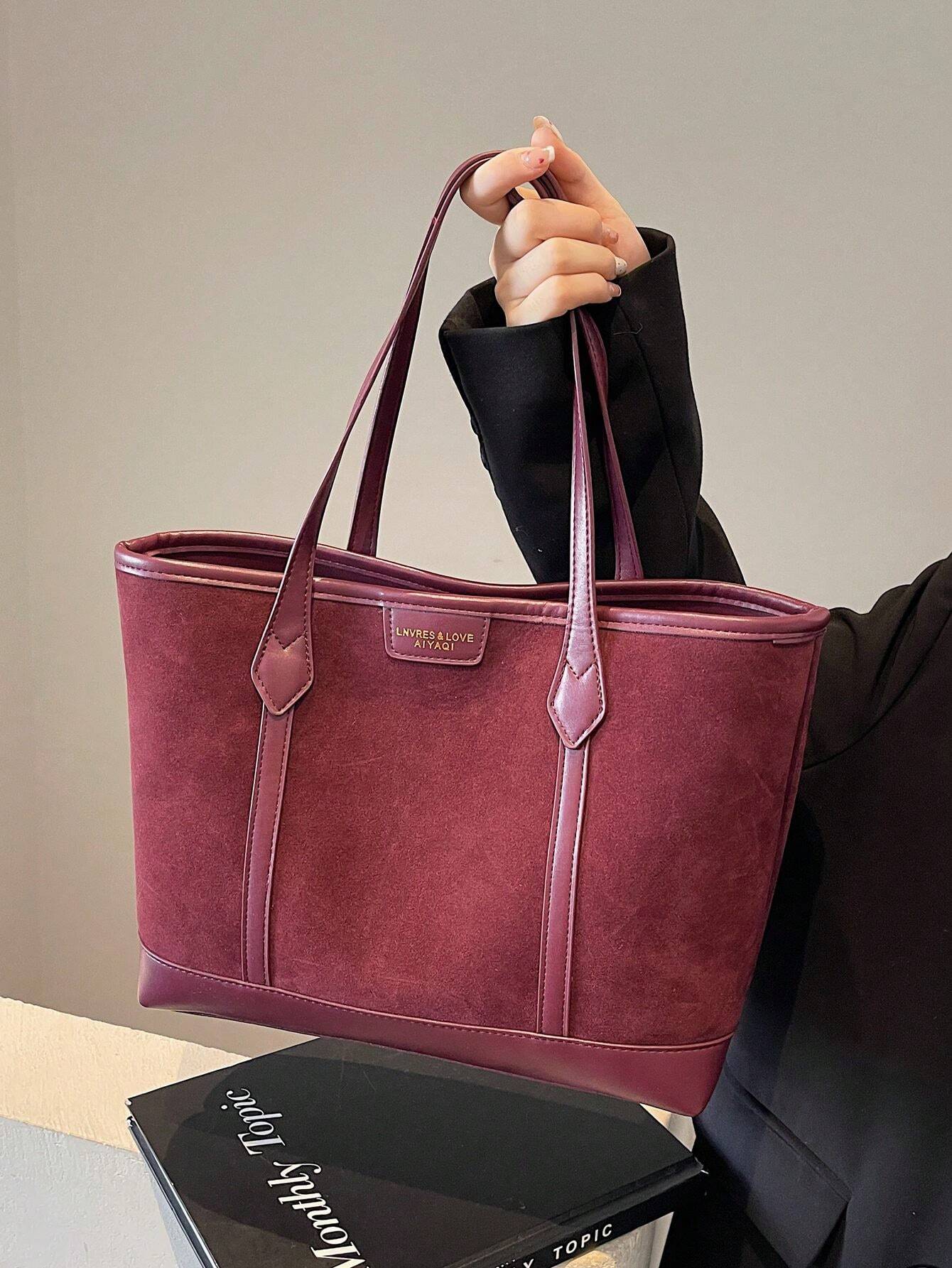 Bolso tote burdeos para mujer vista frontal con acabado tipo ante