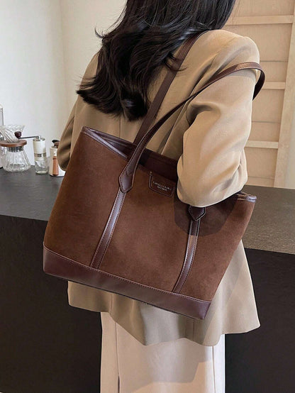 Bolso tote café para mujer llevado al hombro