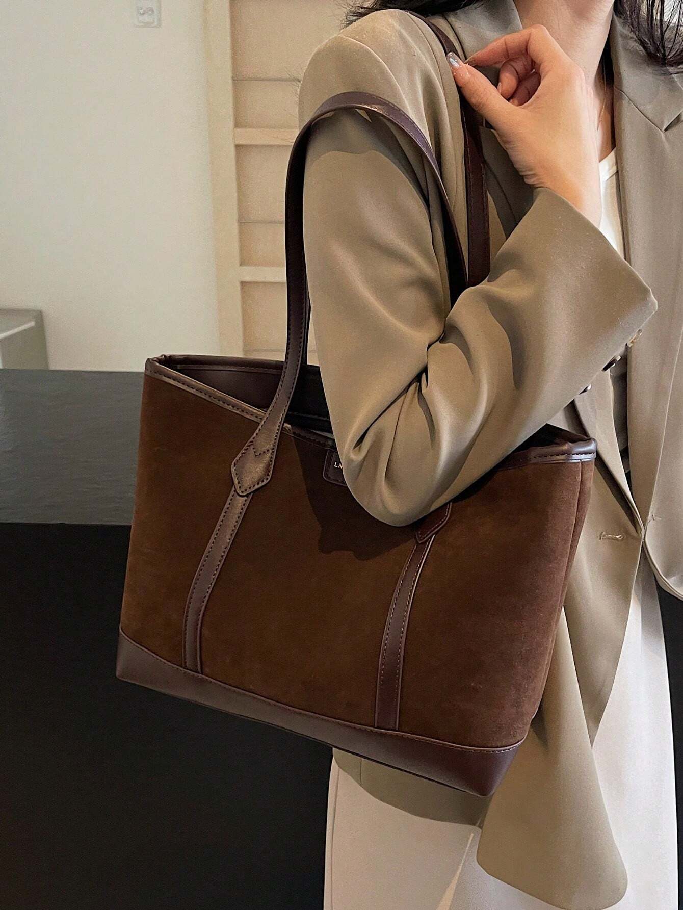 Bolso tote café para mujer detalle de asas largas