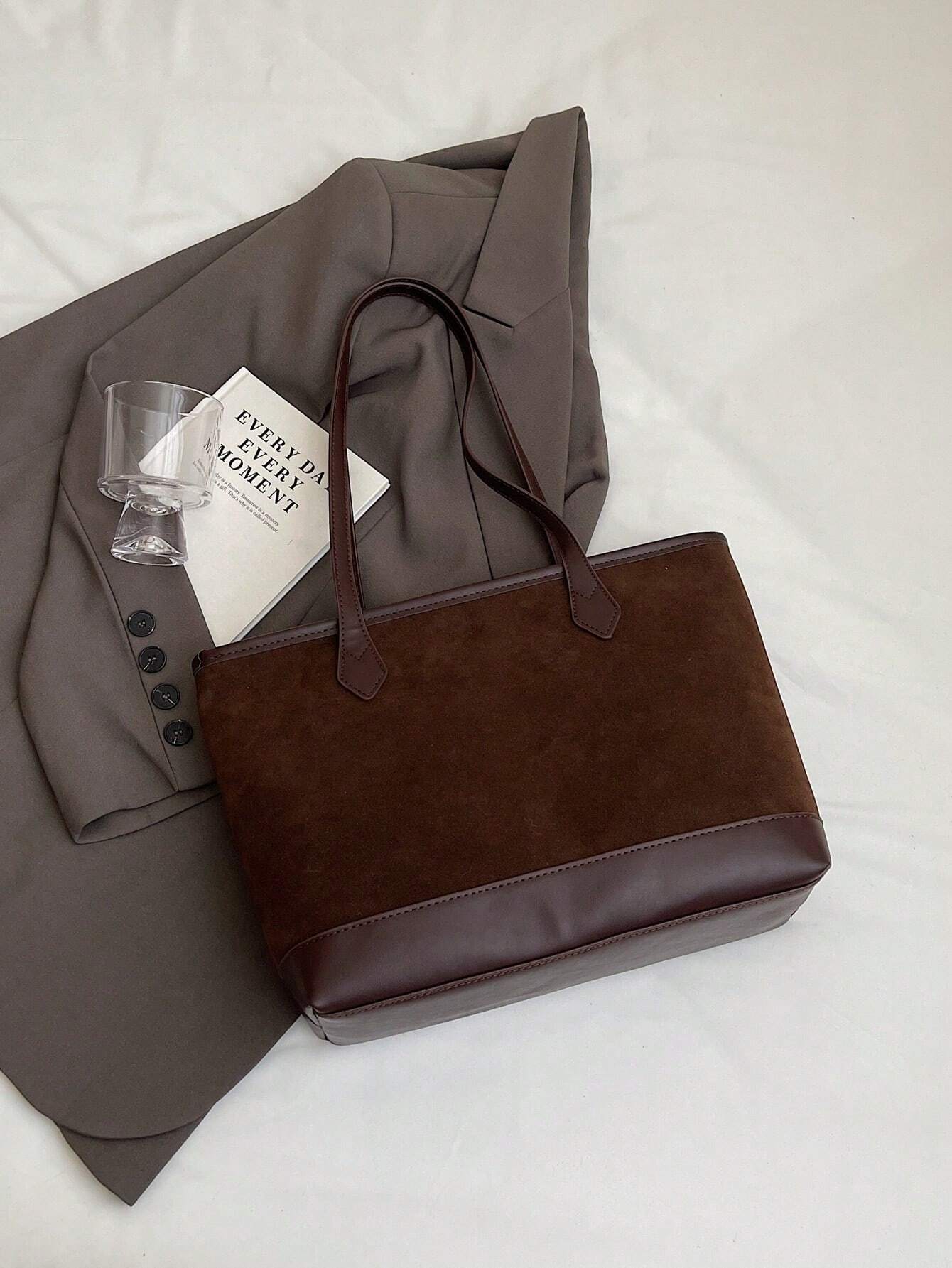 Bolso tote café para mujer vista posterior y base reforzada