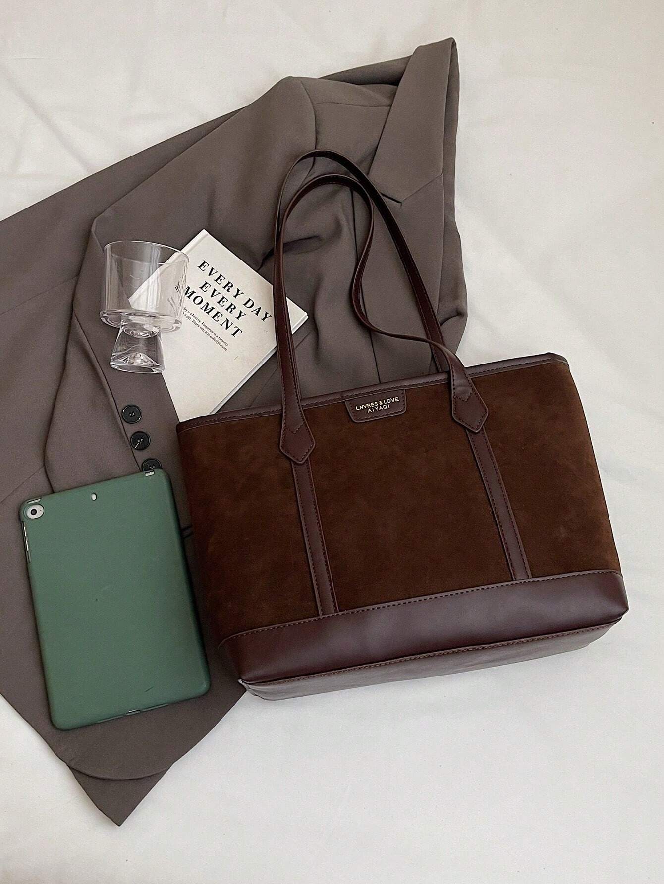 Bolso tote café para mujer con referencia de capacidad