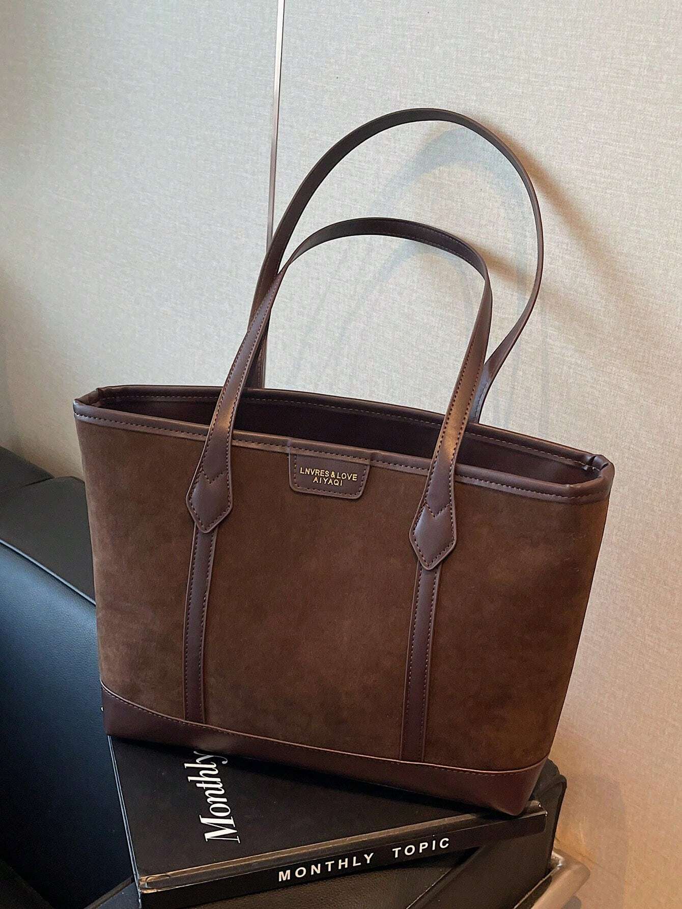 Bolso tote café para mujer vista frontal con acabado tipo ante