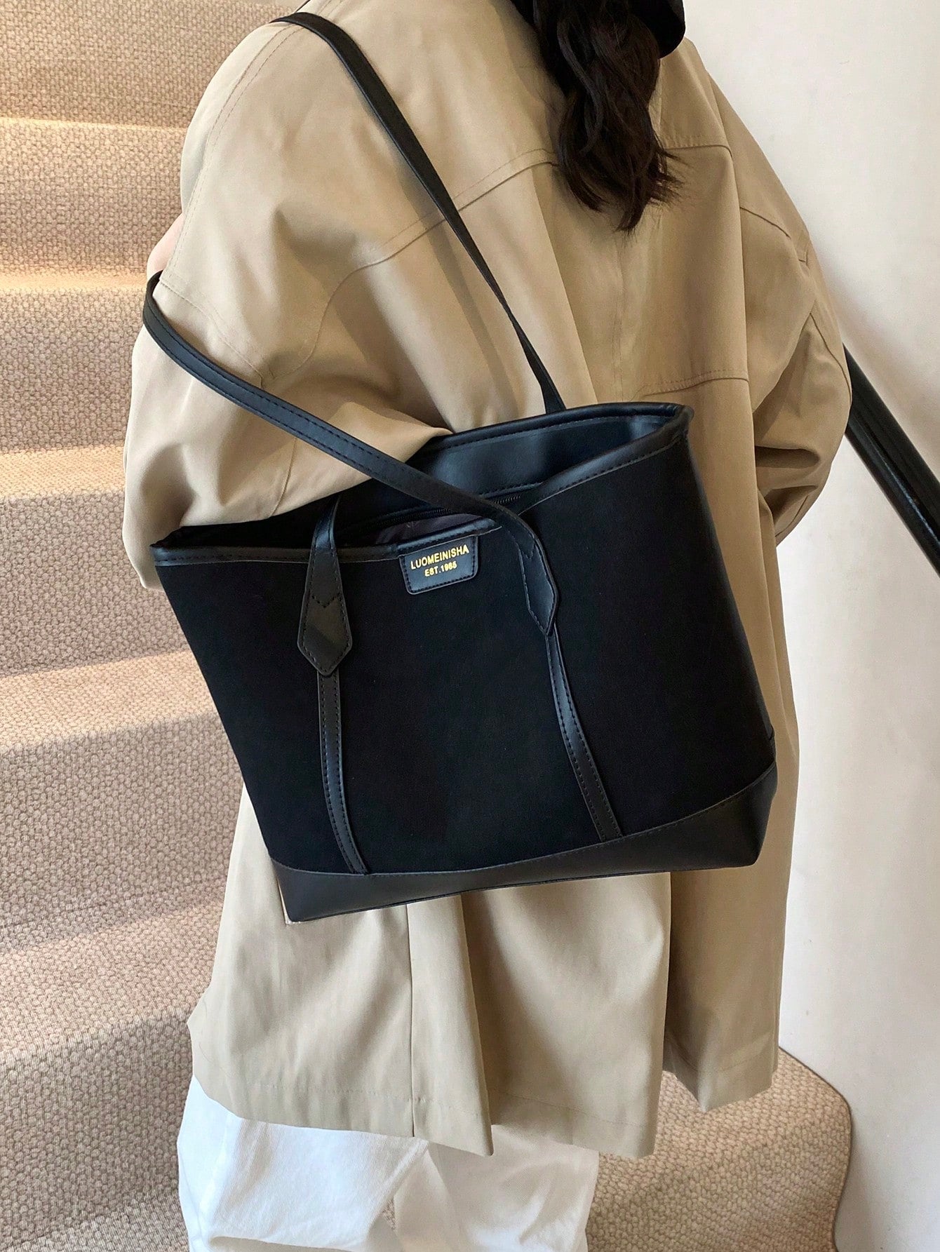 Bolso tote negro para mujer vista posterior en uso