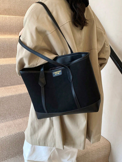 Bolso tote negro para mujer vista posterior en uso