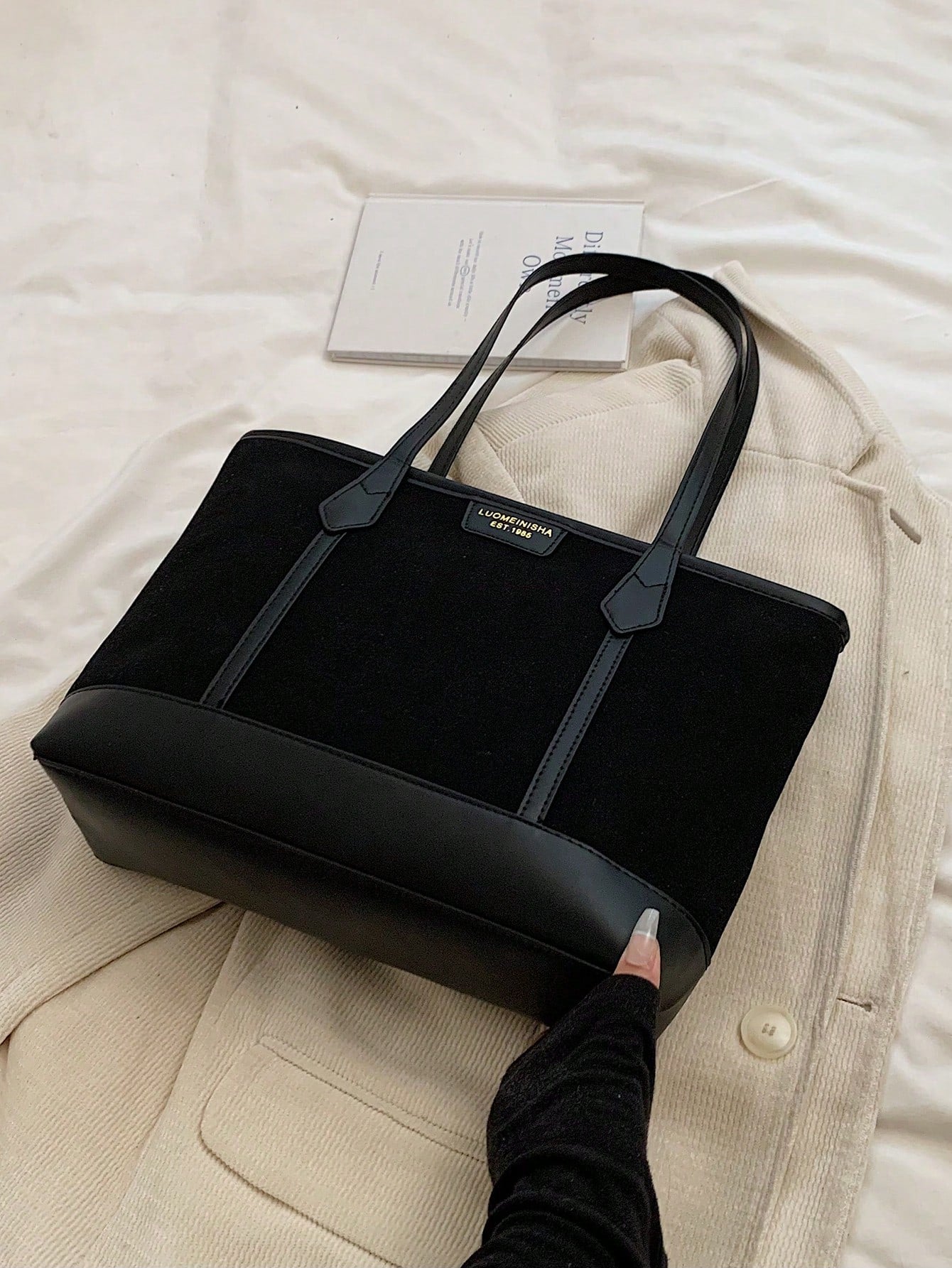 Bolso tote negro para mujer vista frontal con doble asa