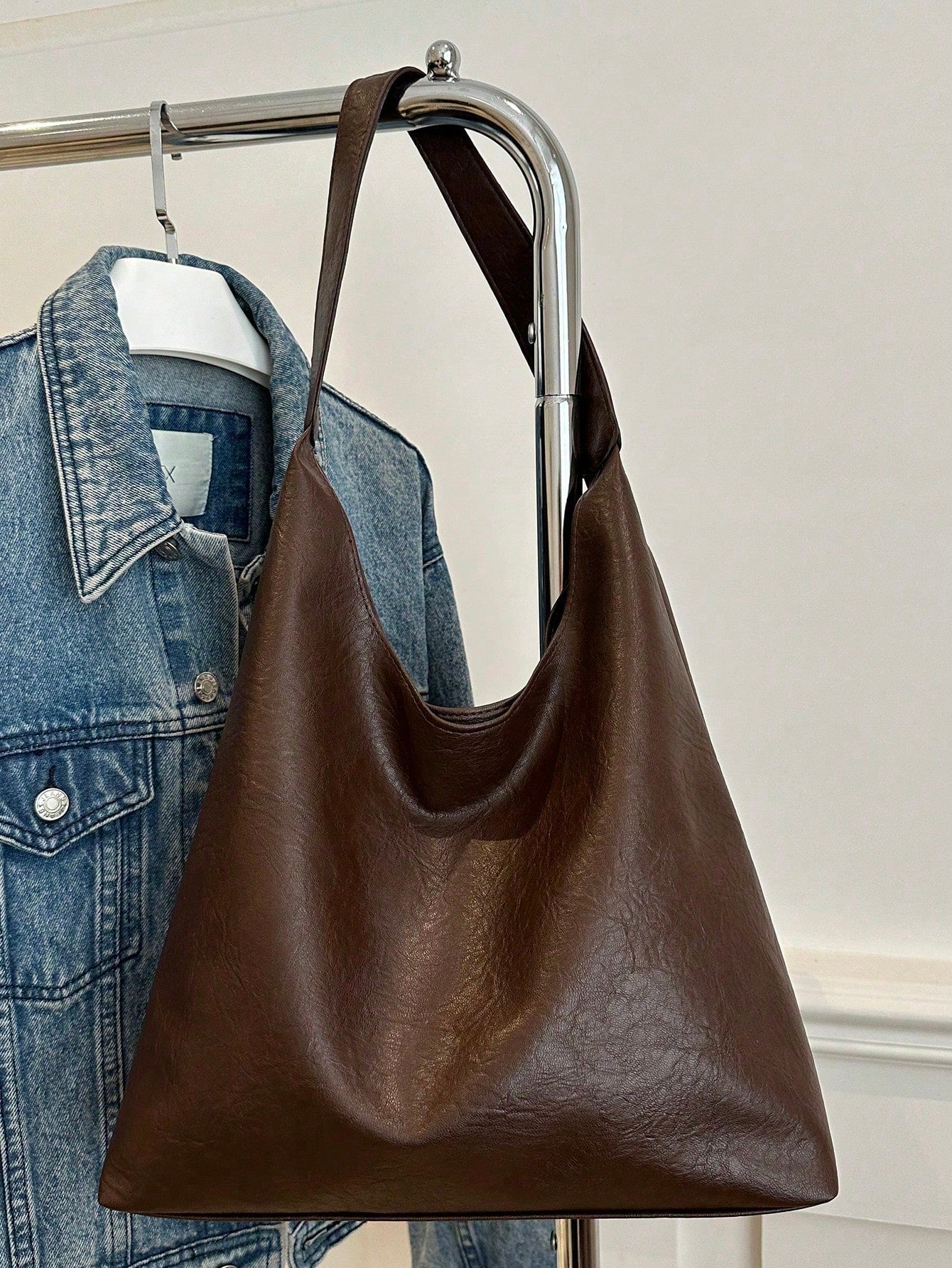 bolso hobo café para mujer colgado en perchero metálico