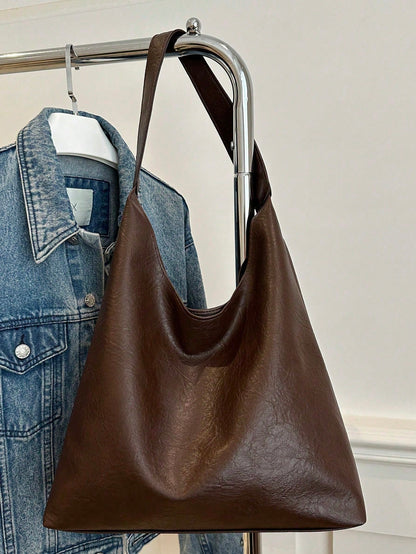 bolso hobo café para mujer colgado en perchero metálico