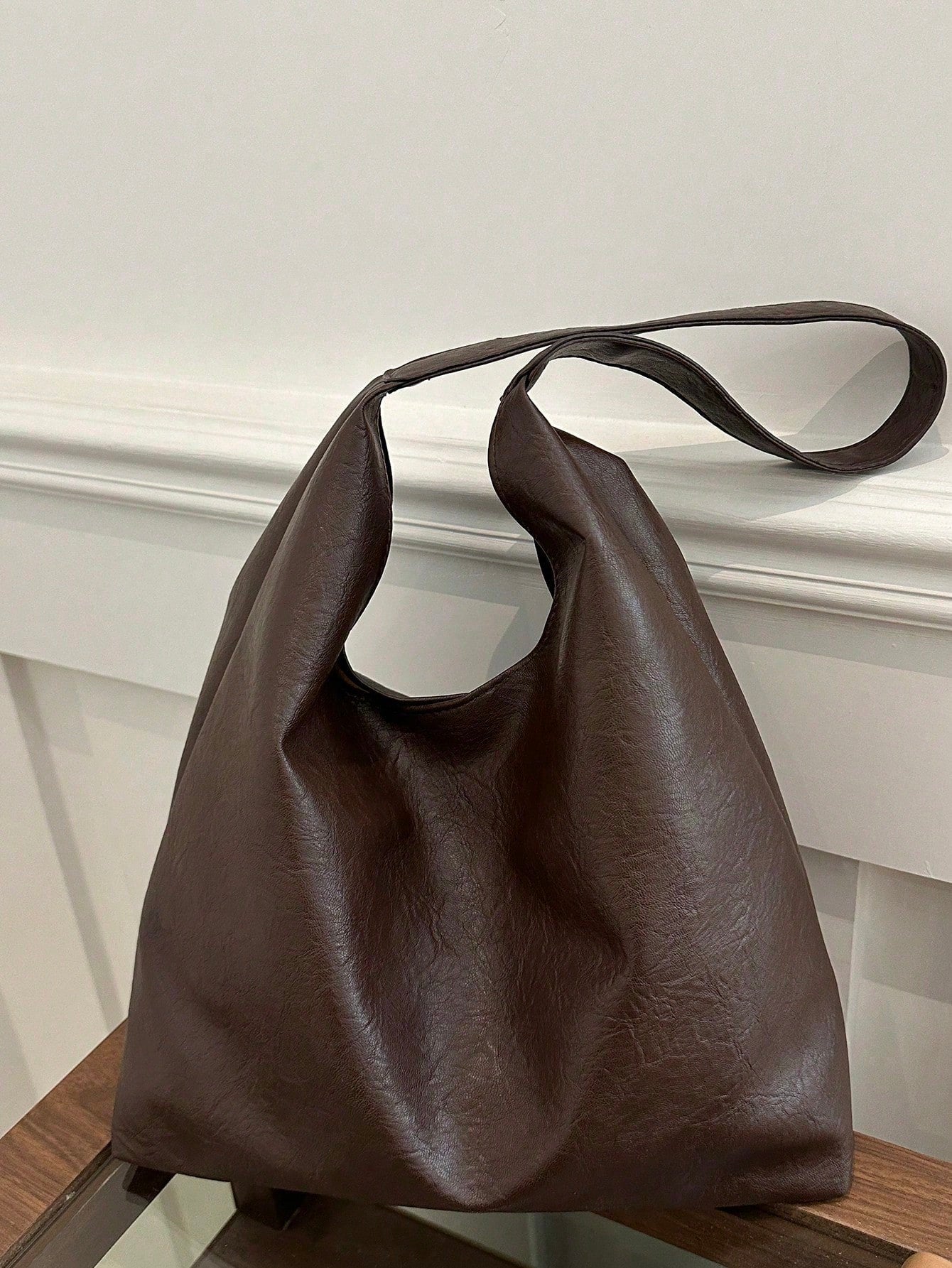 bolso hobo café para mujer vista lateral sobre mesa