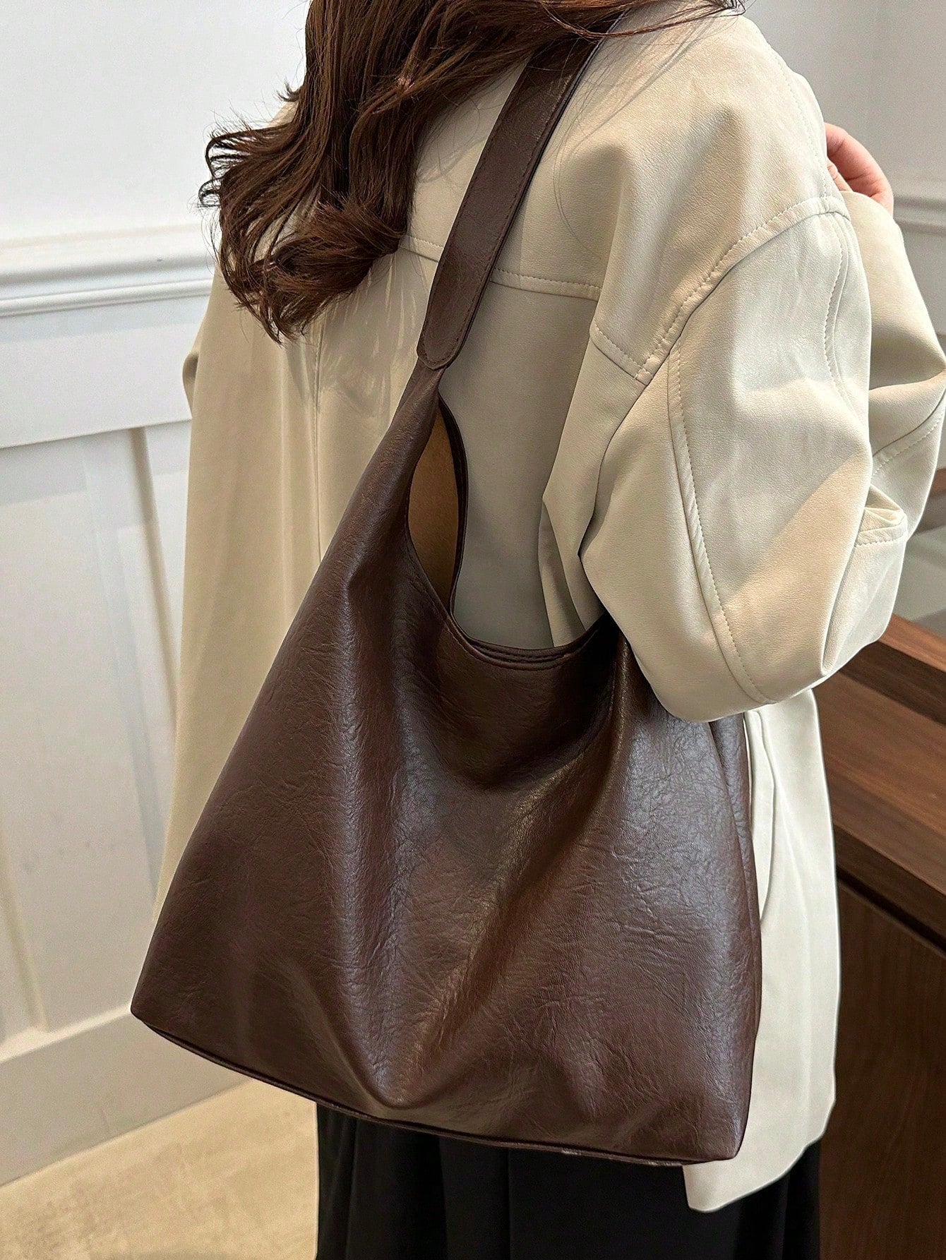 bolso hobo café para mujer en uso al hombro vista posterior