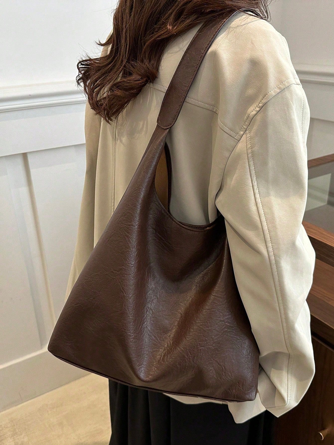 bolso hobo café para mujer en uso con outfit casual